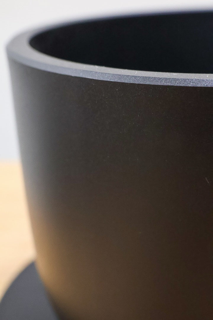 【カラジウム ブラックナイト】ダークな大人の葉色。ボリュームもありますよ！軽量で扱いやすいプラスチックPOTです！